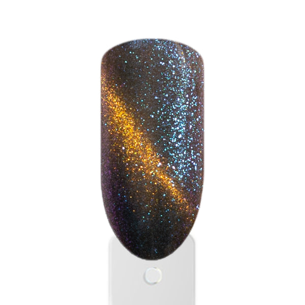 Amelie Nails Cat Eyes Chameleon Remo Grau auf dem Nagel mit magnetischem Cat-Eye Effekt und Chameleon Schimmer